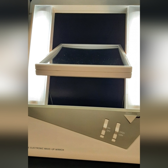 Slimline Electronic Make-up Mirror Adjustable Two-Way Mirror Receptical Plug - Picture 9 of 10